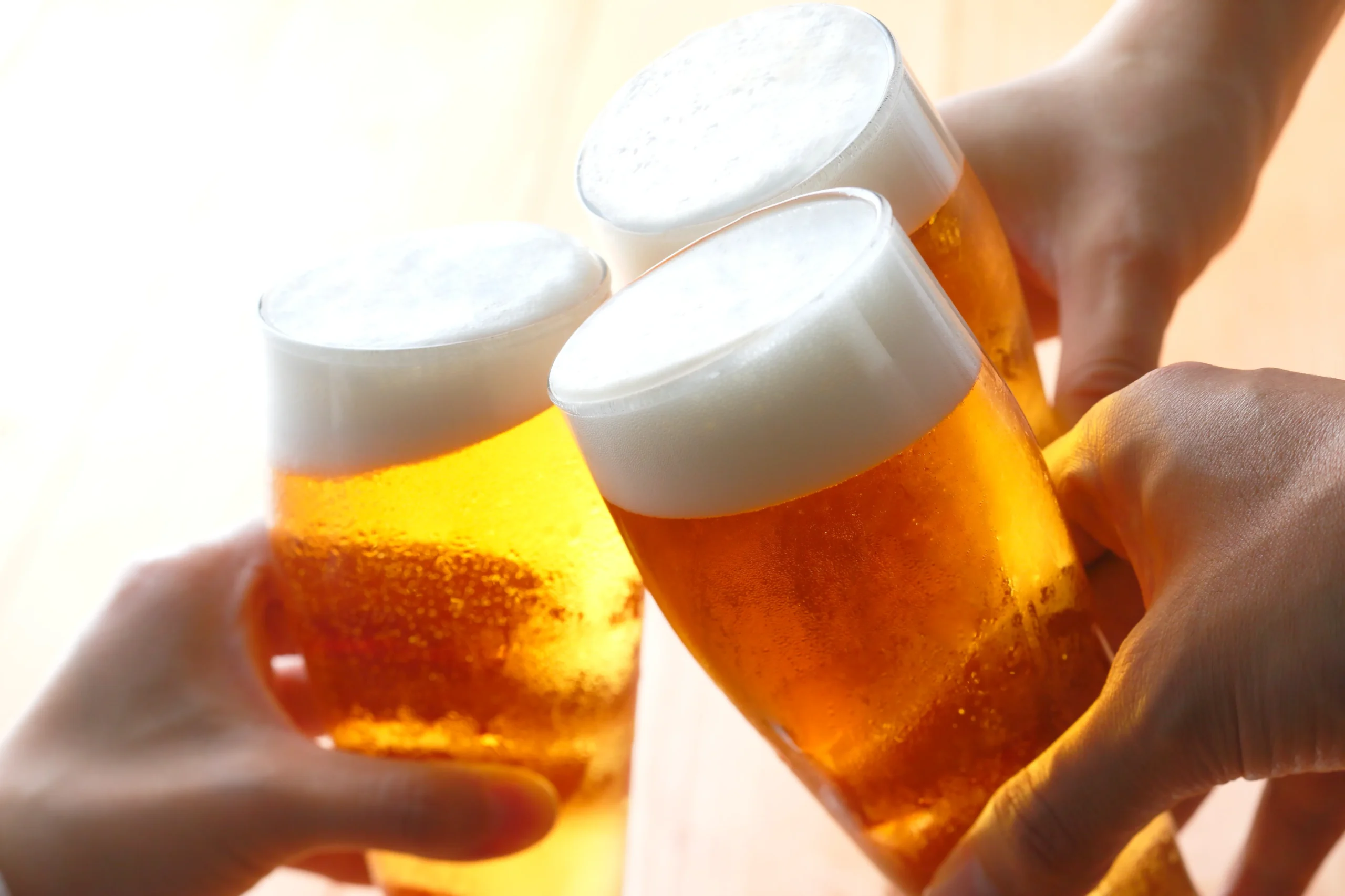 冷たいビールとシェフ特製ビュッフェ料理を楽しむサマービアホール