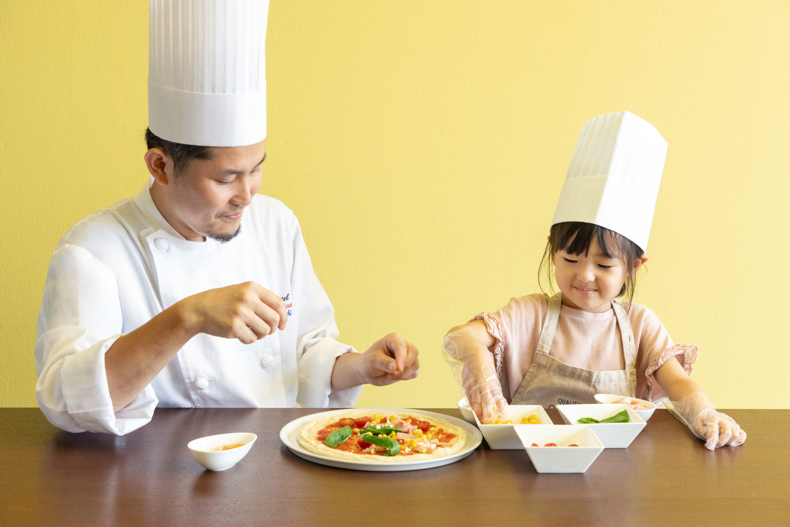 料理長と一緒に手毬寿司作りを体験するお子さま