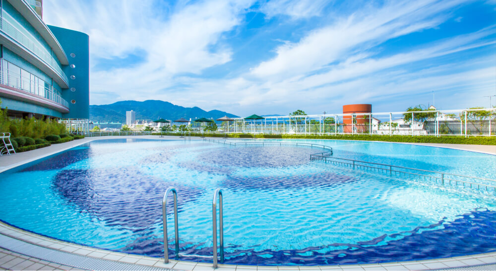 夏の滞在を彩るリゾート気分のプール