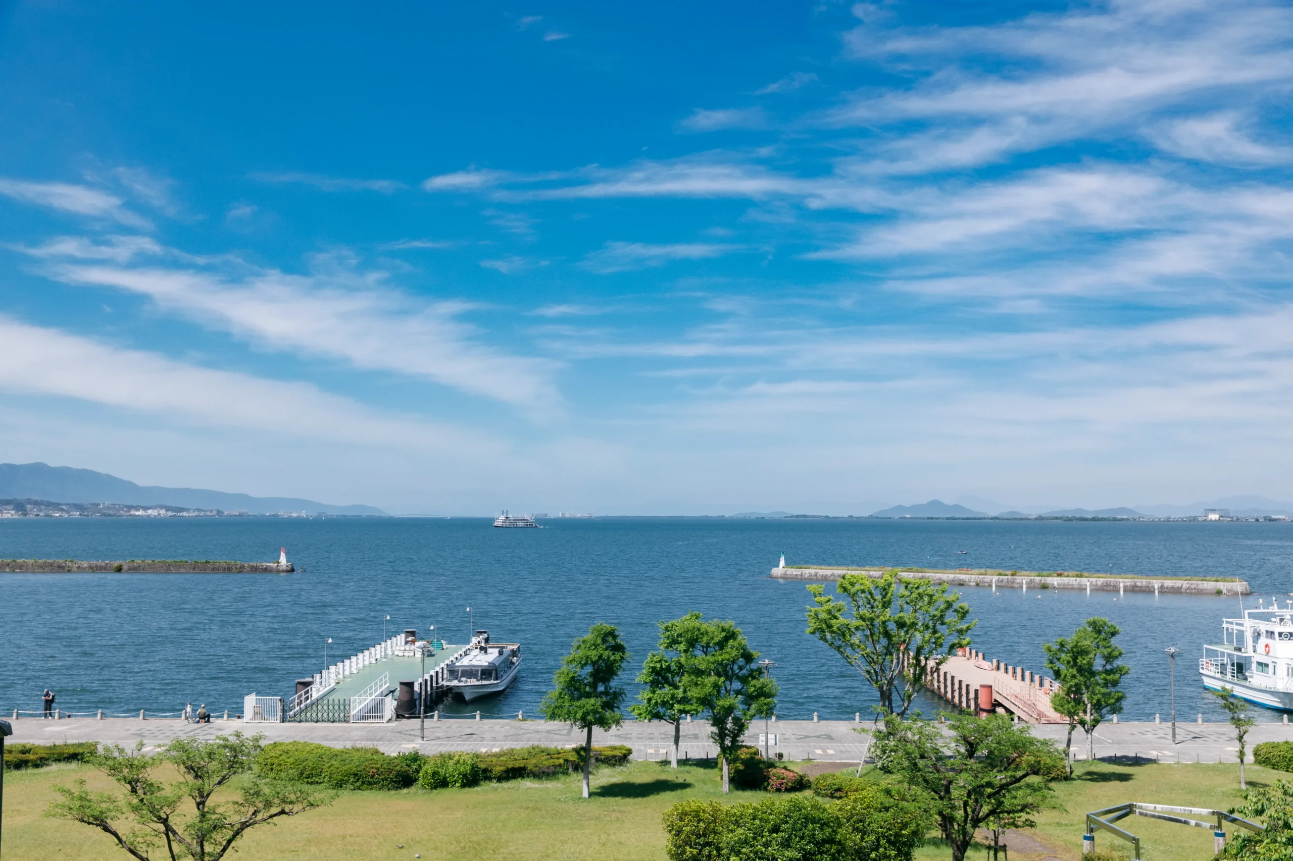 大津湖岸なぎさ公園から望むびわ湖