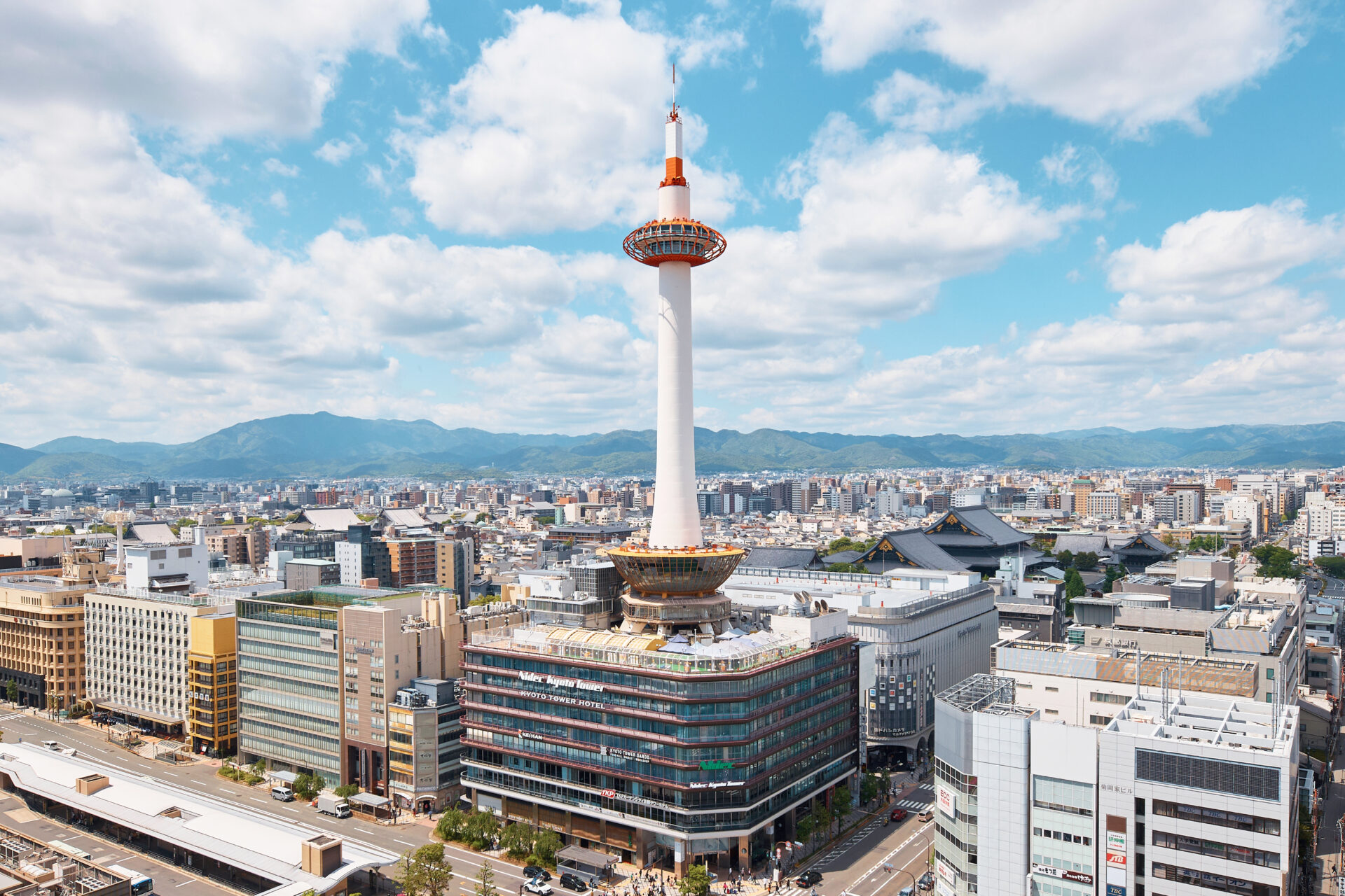 京都駅中央口＜ニデック京都タワー側＞ 出口から徒歩約2分の好立地。