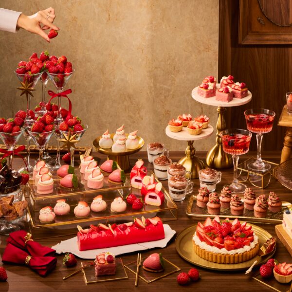 改装後初のスイーツビュッフェ「RE: Strawberry Party」5種のブランドいちごと目の前で仕上げるクレープシュゼットなど＜ラジョウ ライブキッチン＞