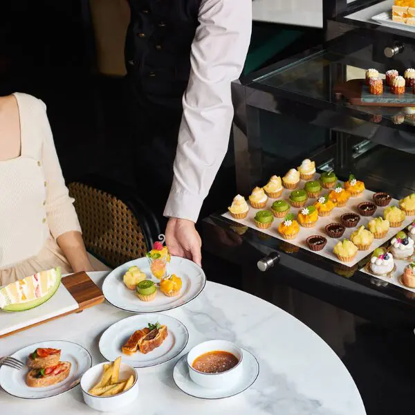 デザートワゴンでプレミアムな午後のひとときを愉しむ夏のスイーツビュッフェ「The Royal Lounge ～Sweet Symphony～」
