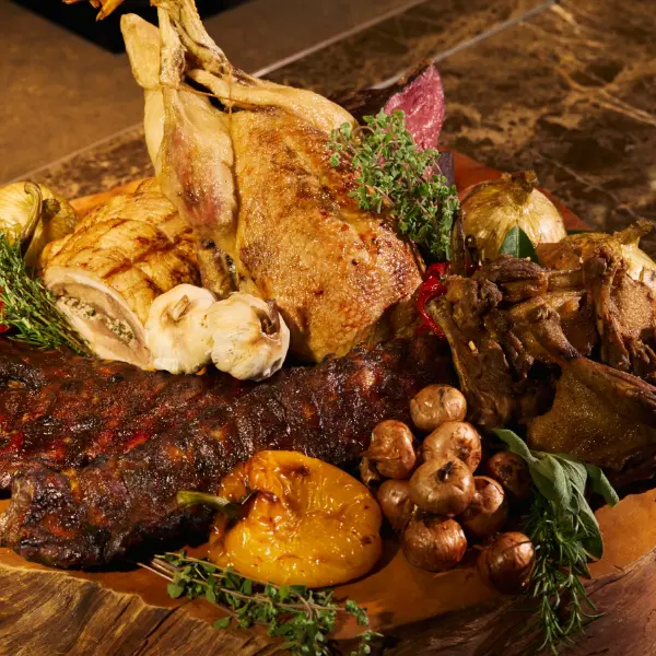 【6月25日開幕】和牛をはじめとする和・洋・中の多彩な肉料理が30分ごとに登場！夏の“劇場型”ビュッフェ