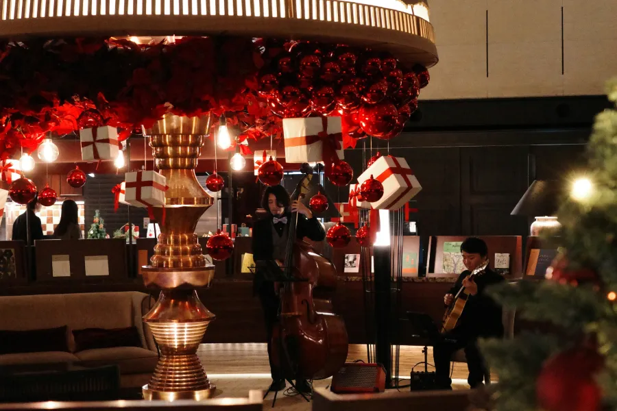 クリスマス装飾が施されたロビーでのJAZZ生演奏の様子