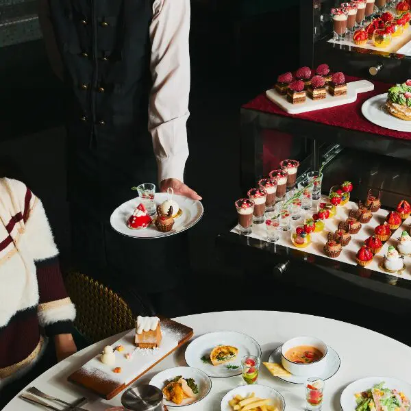 デザートワゴンで贈る優雅なクリスマススイーツビュッフェ「The Royal Lounge ～Sweets Christmas～」