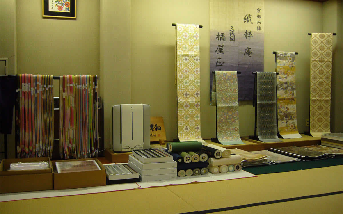 在京都西阵和服批发店挑选面料、购买和服