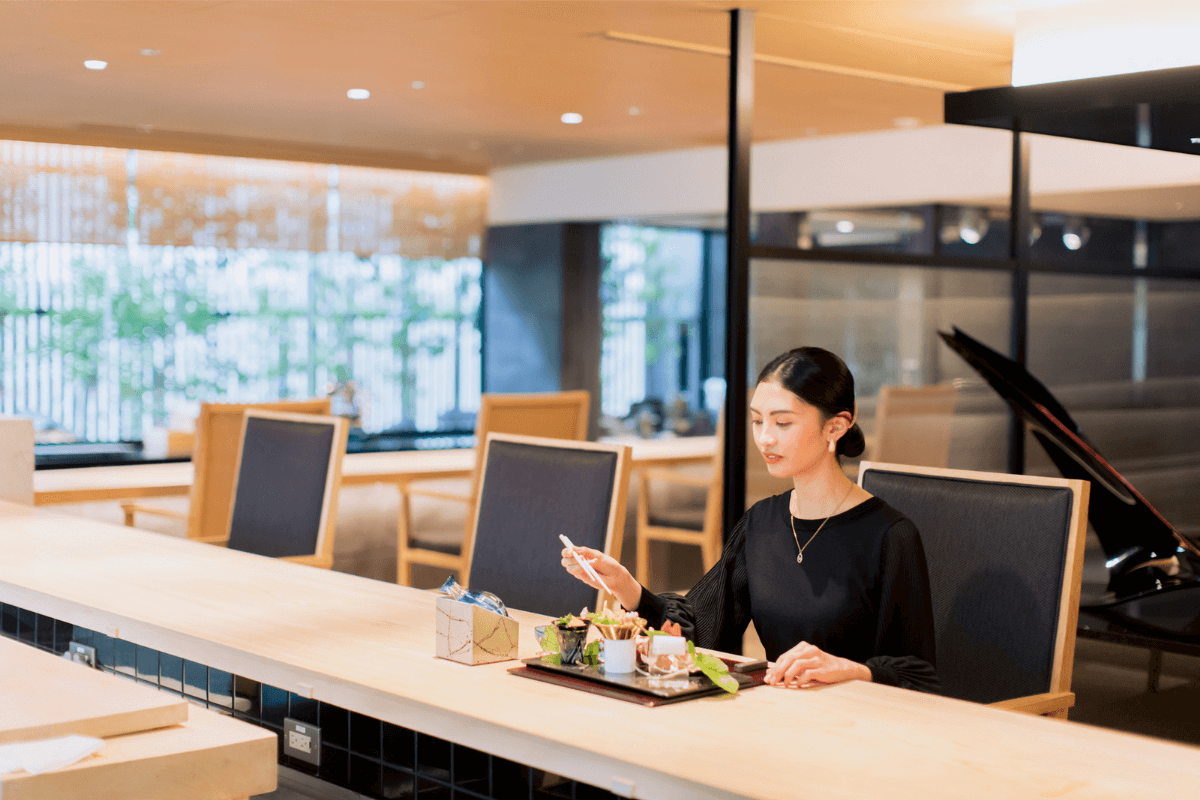 レストラン「KIZAHASHI」で食事する女性