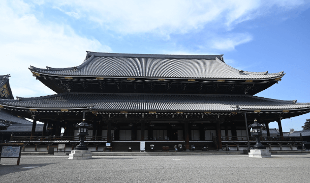 東本願寺」の観光・見どころ｜世界最大級の木造の山門｜THE THOUSAND  KYOTO（ザ・サウザンド京都）宿泊・観光に最適な京都駅徒歩2分のラグジュアリーホテル＜公式＞