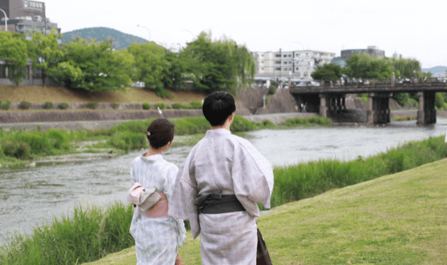 鴨川沿いを歩くカップル