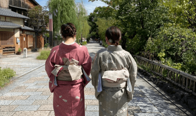 巽橋周辺を歩く着物姿の女性