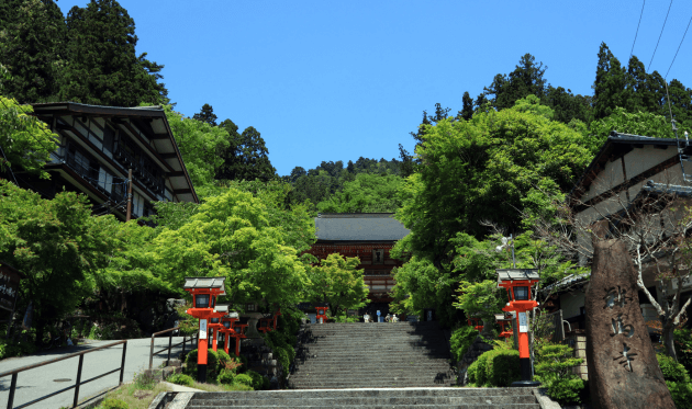 鞍馬寺の仁王門と青もみじ