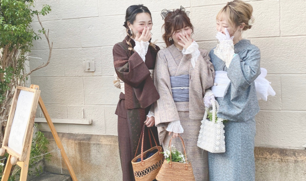 京都駅前の着物店wargoの着物を着た女性
