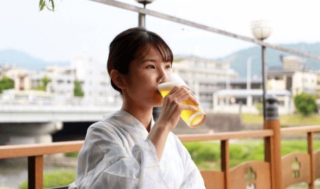 ビールを飲む女性