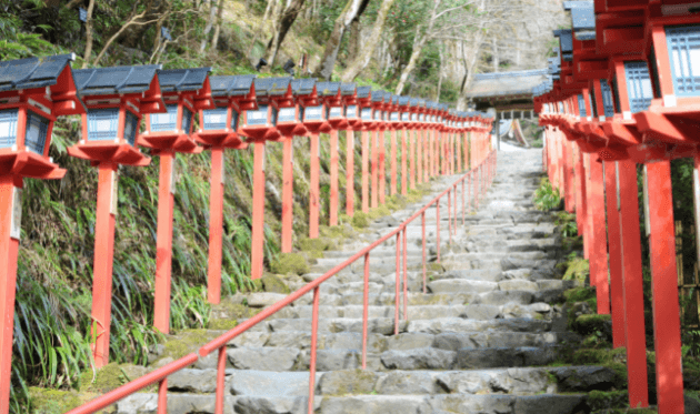 貴船神社 階段 (1).png