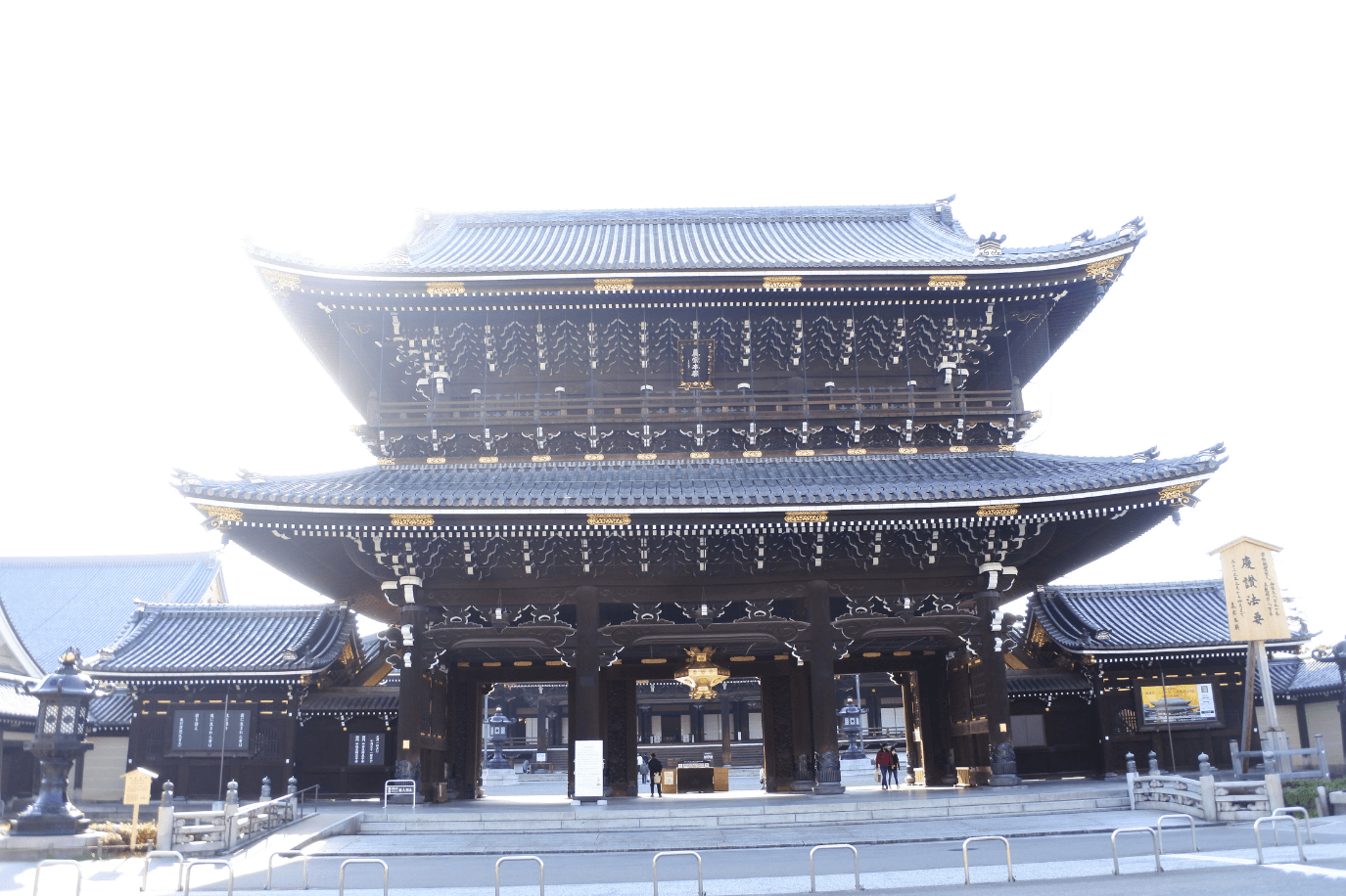 東本願寺 の観光 見どころ 世界最大級の木造の山門 The Thousand Kyoto ザ サウザンドキョウト 宿泊 観光 に最適な京都駅徒歩2分のラグジュアリーホテル 公式 東本願寺 の観光 見どころ 世界最大級の木造の山門 The Thousand Kyoto ザ サウザンドキョウト 宿泊 観光 に最適な京都駅徒歩2分のラグジュアリーホテル 公式