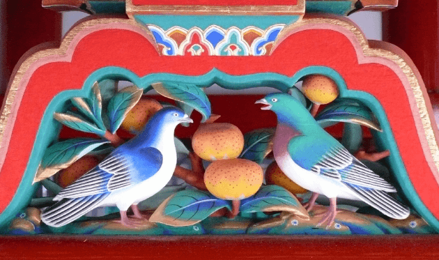 石清水八幡宮の本殿の彫刻「双鳩・橘」.png