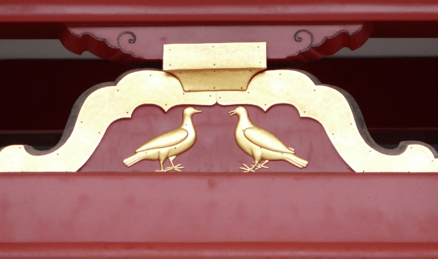 石清水八幡宮の楼門の彫刻「双鳩飾金具」.png
