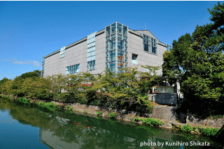 京都国立近代美術館の見どころ｜約1万3千点に及ぶ美術作品・刺激的な企画展イメージ>