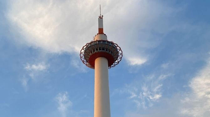 京都タワー(青空と白い雲)