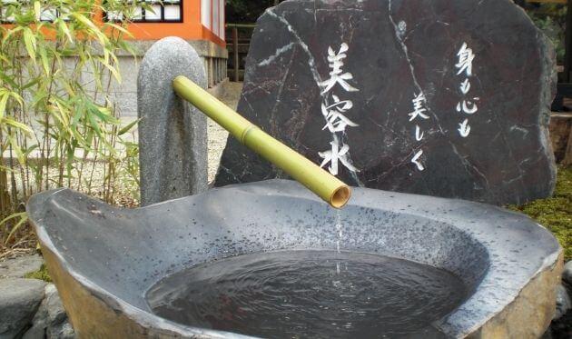 花街に佇む霊験あらたかな神社