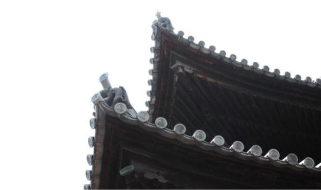 妙心寺の法堂の屋根 龍の瓦