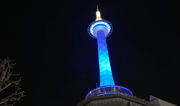 ライト 京都 アップ タワー 京都タワーLEDライトアップ点灯式 白青黄赤緑紫橙桃