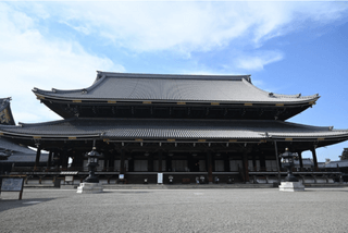 「東本願寺」の観光・見どころ｜世界最大級の木造の山門イメージ>