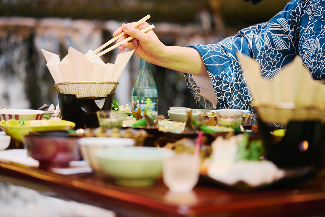 【京都 貴船】川床で渓流のせせらぎと共に会席料理を堪能｜料理旅館『ひろ文』体験レポートイメージ>